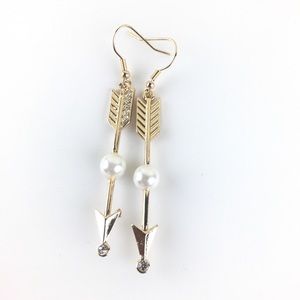 Gold and Pearl arrow Earrings ⭐️